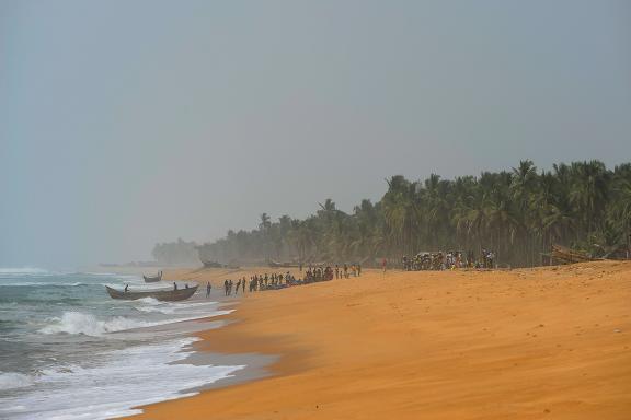 Randonnée pour découvrir le débarquement de pêcheurs sur la plage de Ouidah