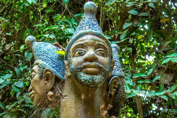 Randonnée vers la statue de divinité vaudou à 3 têtes dans la forêt sacrée de Kapasse