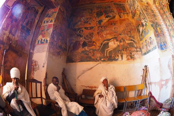 Contemplation des fresques de l'église Abraha We Atsbeha du Gheralta