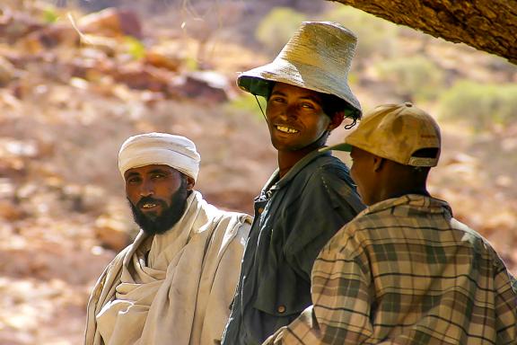 Rencontre de paysans et religieux sur les hauts-plateaux d'Abyssinie