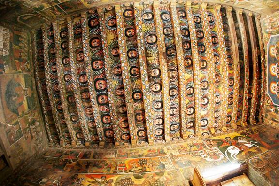 Contemplation des chérubins du plafond de l' église Debre Berhan Selassie à Gondar