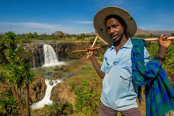 Rencontre avec un berger devant les chutes du Nil bleu en Abyssinie