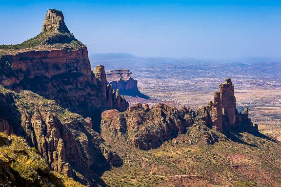 Trek pour admirer le panorama sur le Massif du Ghéralta dans l'Hauzien