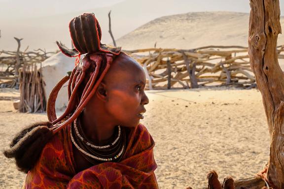 Balade vers une femme Himba dans la Kaokoland