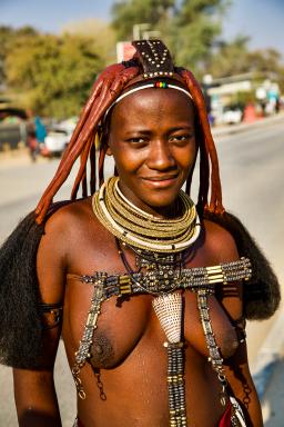 Rencontre avec une jeune femme Himba dans le désert de Namibie