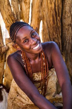 Rencontre avec une jeune femme Ovambo près de la frontière angolaise