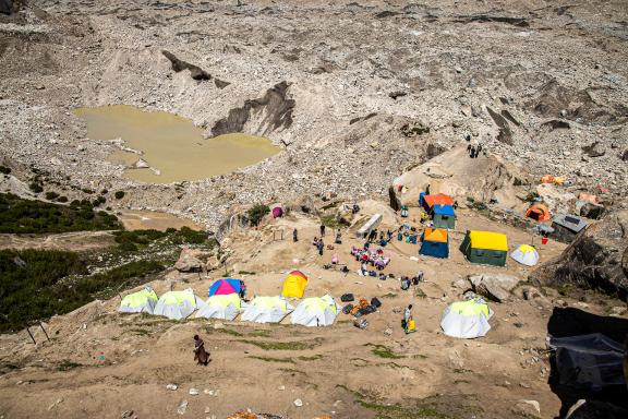 Bivouac sur le trek du Baltoro ves le K2 en Himalaya