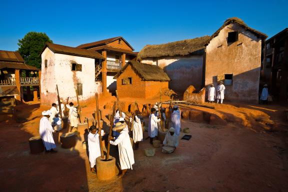 Excursion pour découvrir la place du pilonnage d'un village des Hautes terres centrales