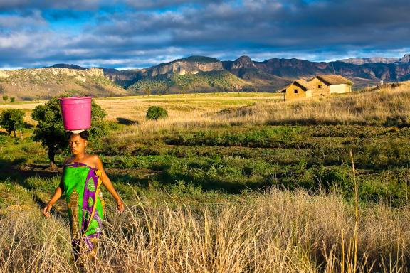 Randonnée avec  femme de l'ethnie Bara dans le Massif de l'Isalo