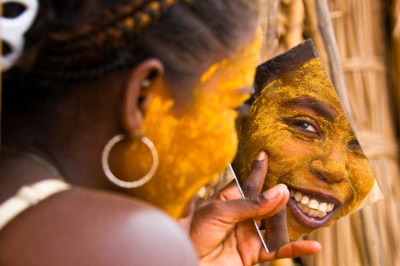 Rencontre avec une femme se poudrant avec du kaolin dans la province Tuléar