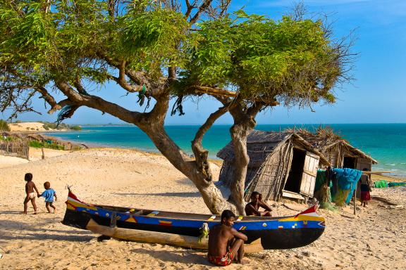 Immersion dans l'ambiance d'une plage près de Tuléar sur le Canal du Mozambique