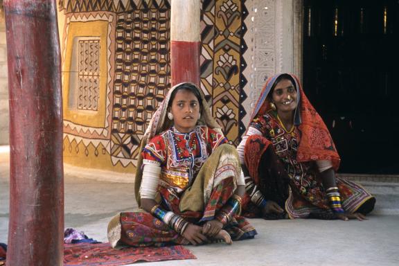 Voyage vers des femmes d'un peuple du Kutch au Gujarat