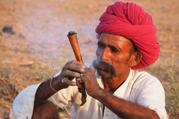 Rencontre avec un homme raika fumant un chilom entre Rajasthan et Gujarat