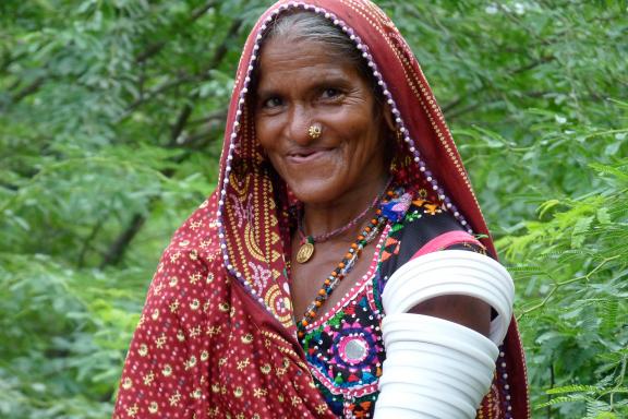 Randonnée vers une femme semi-nomade entre Rajasthan et Gujarat