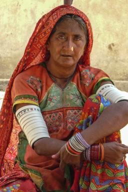 Randonnée vers une femme tribale du Kutch au Gujarat