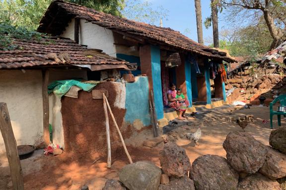 Trek vers une maison dans les collines de l'Orissa au centre-est de l'Inde