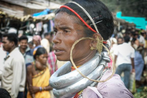 Trekking vers une femme gadhaba au marché hebdomadaire en Orissa