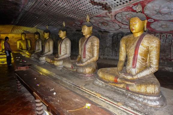 Randonnée vers les bouddhas des grottes de Dambulla au centre de Ceylan