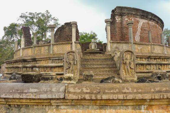 Trekking vers les vestiges d'un temple bouddhique sur le site de Polonnaruwa