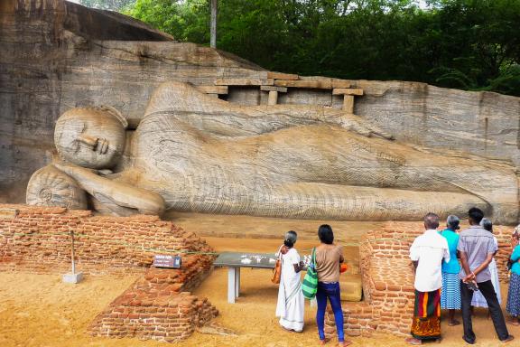 Voyage vers un bouddha couché dans un site archéologique à Polonnaruwa