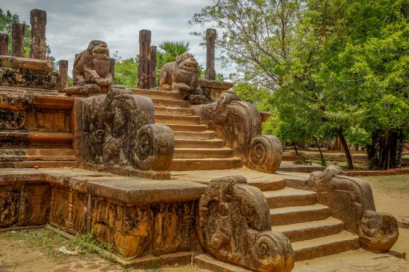 Trek vers le site archéologique de Polonnaruwa au centre de Ceylan