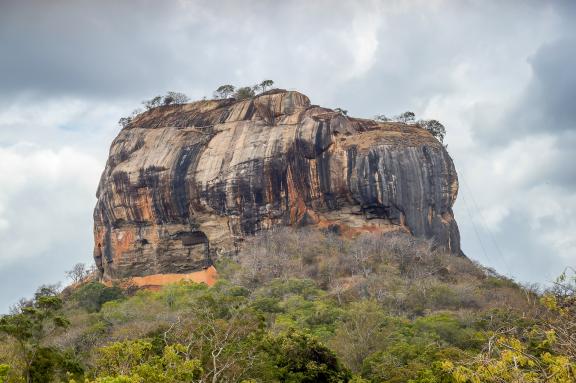 Trekking vers le rocher sacré de Sigiriya au centre de Ceylan