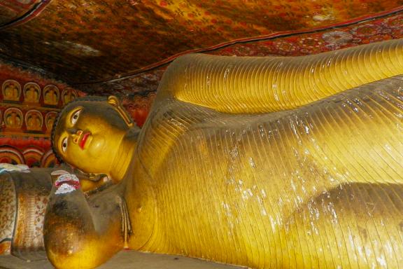 Randonnée vers un bouddha couché des grottes de Dambulla au centre de Ceylan