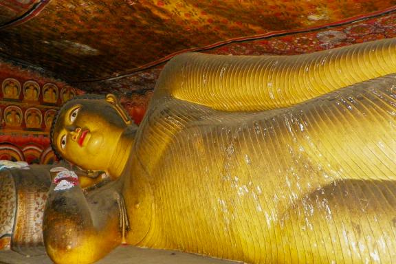 Randonnée vers un bouddha couché des grottes de Dambulla au centre de Ceylan