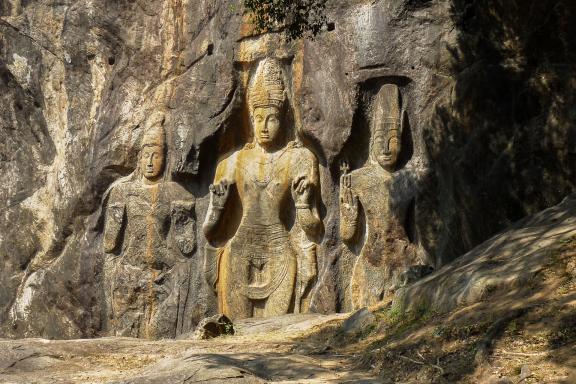 Trekking vers des statues de Bouddha sculptées dans la roche près de Bandarawela