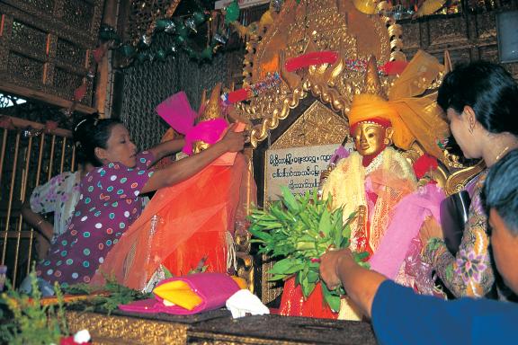 Trek vers le sanctuaire des esprits de Taungbyone dans la région de Mandalay