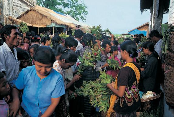 Randonnée parmi la foule dans un sanctuaire des esprits de Taungbyone