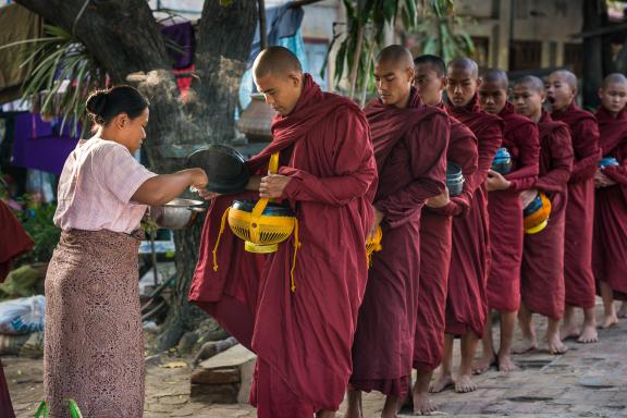 Marche vers une file de moine bouddhiste dans la région de Mandalay