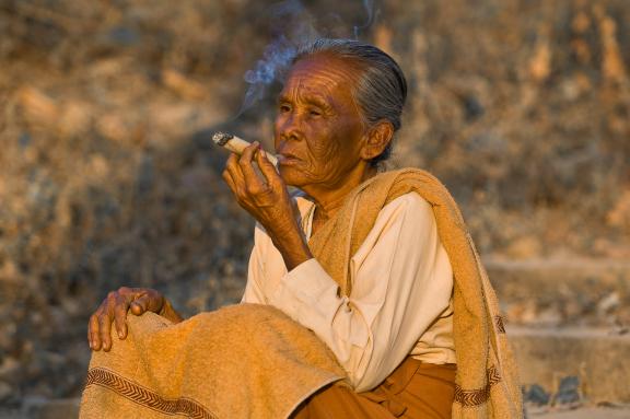 Rencontre d'une fumeuse de cheroot en Birmanie Centrale