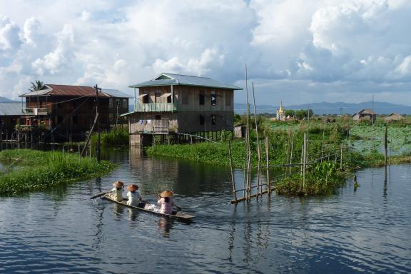 Navigation vers un village flottant sur le lac Inlé dans l'État Shan
