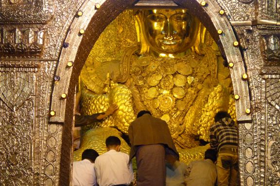 Trekking vers le boudha Mahamuni recouvert d'or à Mandalay