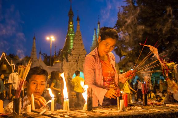 Immersion dans la fête des lumières à la pagode Shwedagon