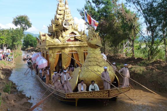 Randonnée vers la barge transportant les bouddhas du lac Inlé dans l'État Shan