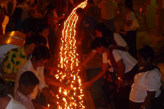 Découverte de la fête des lumières à la pagode Shwedagon de Yangon