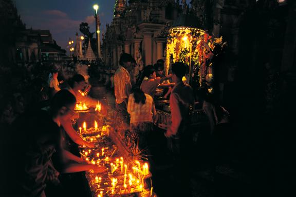 Voyage vers pèlerins et bougies à la pagode Shwedagon de Yangon