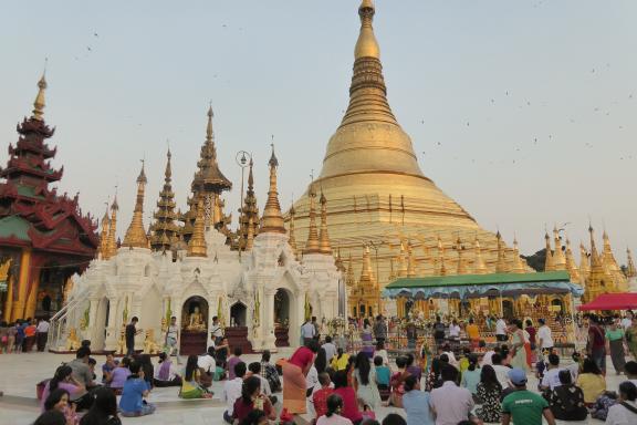 Immersion sur la plateforme de la pagode Shwedagon à Yangon