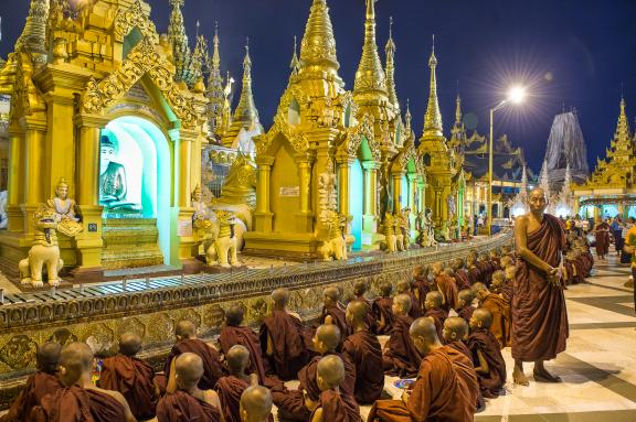 Rencontre de moines à la pagode Shwedagon à Yangon