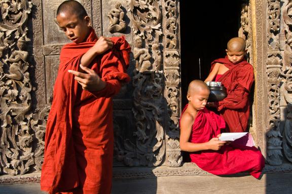 Randonnée vers des jeunes moines bouddhistes à Mandalay
