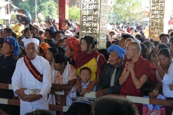 Randonnée vers les pèlerins attendant l'arrivée de la procession lors de la fête du lac Inlé