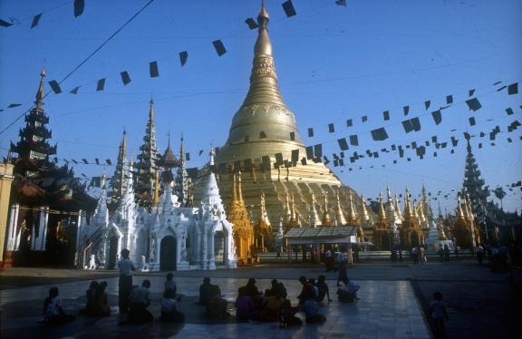 Trek vers la plateforme de la pagode Shwedagon à Yangon