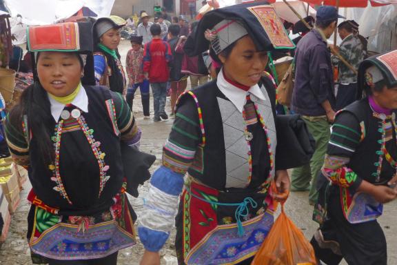 Randonnée vers des femmes du peuple yi  au marché de Laojizhai