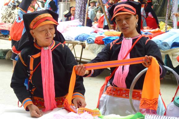 Voyage vers des femmes yao au marché de Nafa près de la frontière vietnamienne