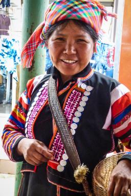 Randonnée vers une femme du peuple lahu au marché de Zhemi