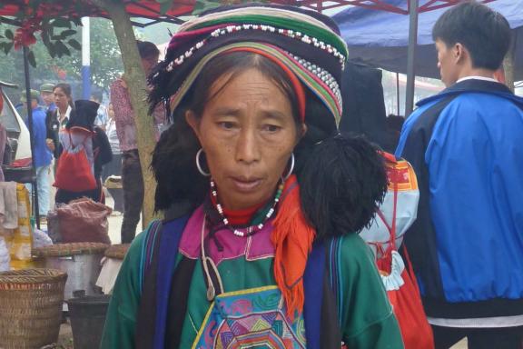 Trekking vers une femme kucong au marché de Zhemi