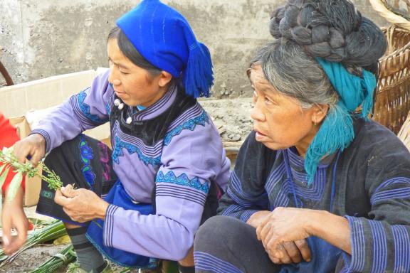 Randonnée vers des femmes yi au marché de Shengcun au sud du Yunnan