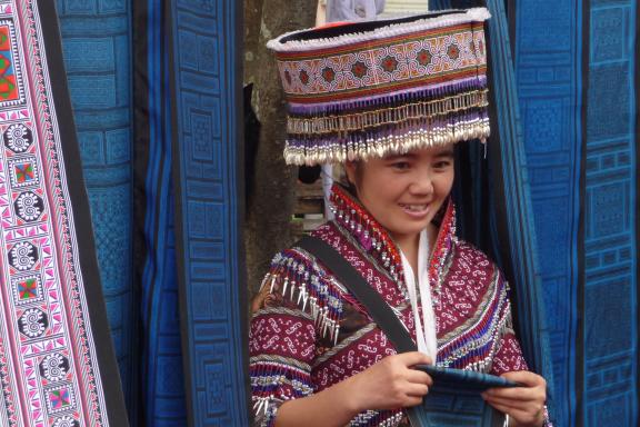 Rencontre avec une vendeuse du peuple miao au marché de Mengla